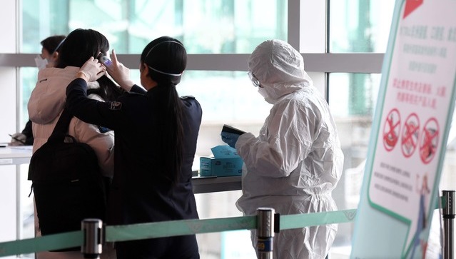 29일 인천국제공항 제1터미널 입국장에서 중국 텐진에서 입국하는 승객들이 검역을 받고 있다. 사진=뉴시스