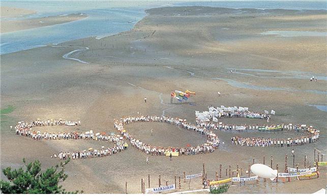 지난 2000년 7월, 환경운동연합 회원들이 새만금 해창갯벌에서 진행한 'SOS 퍼포먼스'. 사진=환경운동연합