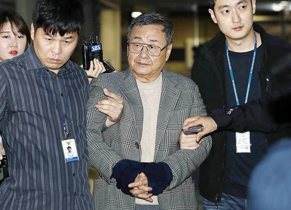 지난해 10월25일 성폭력 혐의를 받고 있는 김준기 전 동부그룹 회장이 서울중앙지방법원에서 열린 영장실질심사를 받은 후 이동하고 있다. 사진=뉴시스