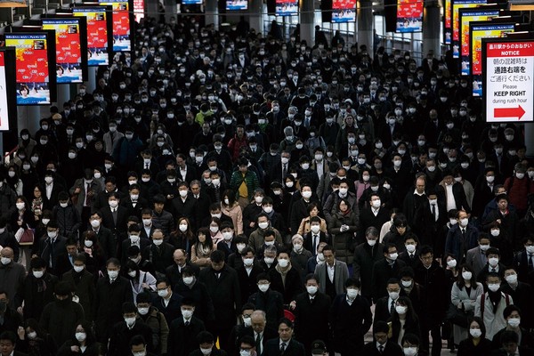 3일 일본 도쿄의 시나가와역에서 마스크를 쓴 출근길 시민들이 몰려나오고 있다. 일본 정부는 신종 코로나바이러스 감염증의 확산과 예방이 앞으로 2주가 중요하다고 밝혔다. 도쿄=AP