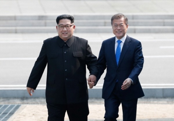 2018년 4월 27일 판문점에서 군사분계선을 넘고 있는 문대통령과 김정은 위원장. /사진=DB