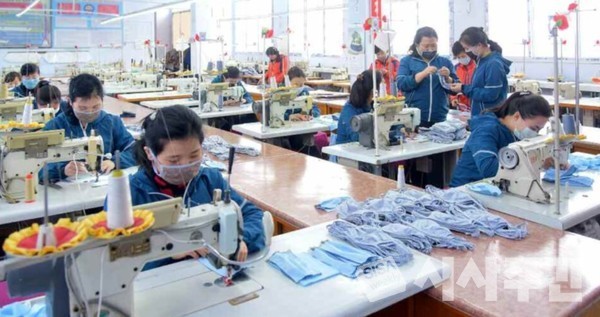마스크를 생산하고 있는 북한 여성노동자들. 사진=대북 소식통