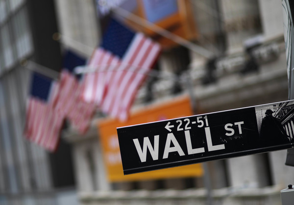 미국 뉴욕증권거래소(NYSE) 앞에서 촬영한 월스트리트 표시. 뉴욕=AP