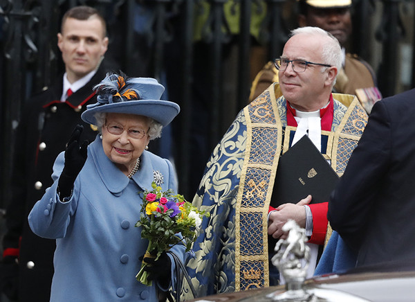 엘리자베스 2세 영국 여왕(93)이 영국의 수도 런던에 위치한 버킹엄 궁을 떠나 윈저성으로 이동한다. 신종 코로나바이러스 감염증(코로나19)의 감염을 우려해서다. 사진은 지난 9일 런던에서 열린 영연방기념일 행사에 참석한 여왕의 모습. 런던=AP