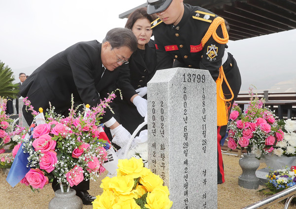 문재인 대통령과 김정숙 여사가 27일 국립대전현충원 제2연평해전 전사자 묘역에서 참배하고 있다.