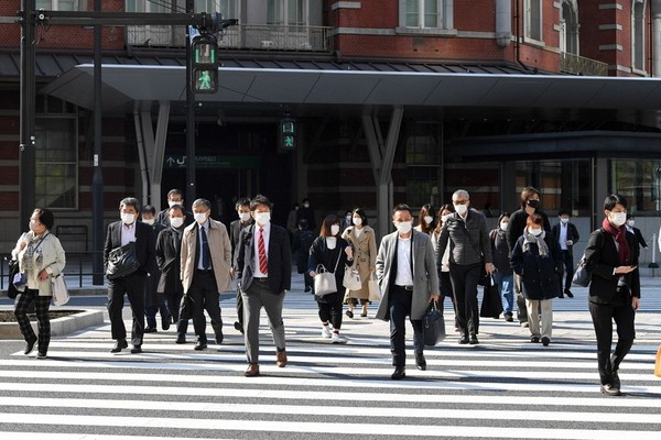 마사크를 쓴 일본 시민들이 횡단보도를 건너고 있다. 東京都千代田区=마이니치신문