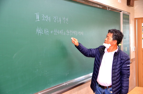 텅빈 교실에서 강의를 하고 있는 정재준선생님. 사진= 대구 배성복 기자