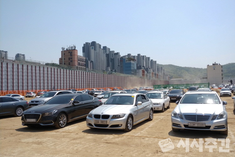 28일 서울 개포동 주공1단지에서 열린 '드라이브스루' 총회에 참여한 차량들. 사진=임동현 기자