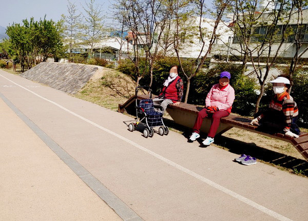 어르신들이 공원 밴취에 앉아 시간을 보내고 있다. 사진=배성복 기자