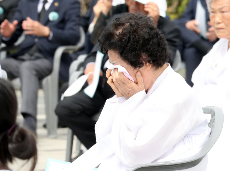 5.18 민주화운동 당시 남편을 잃은 최정희씨가 18일 열린 5.18민주화운동 40주년 정부 기념식에 참석해 눈물을 흘리고 있다. 사진=뉴시스