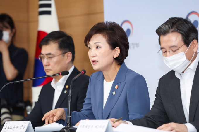 지난 17일 김현미 국토교통부 장관(가운데)이 6.17 부동산대책을 발표하고 있다. 사진=국토교통부