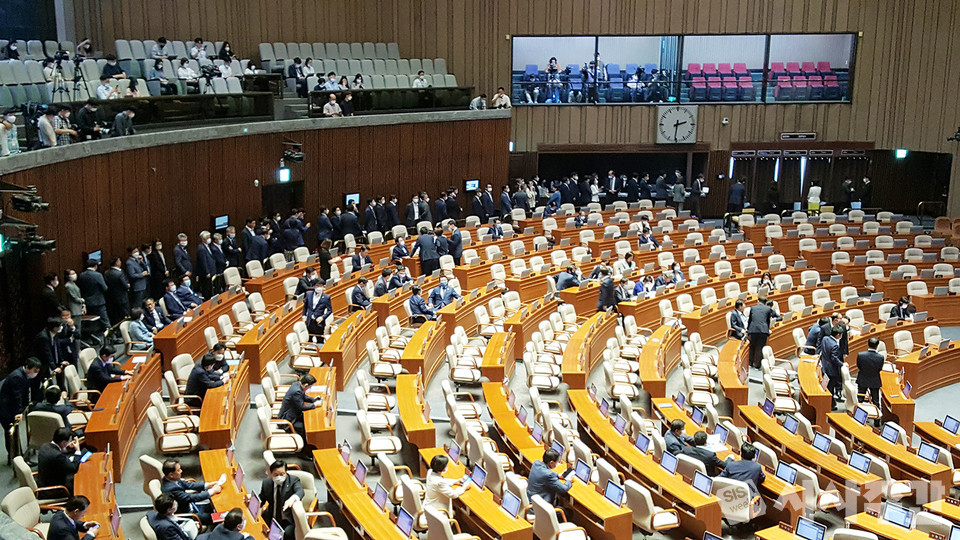 29일 오후 열린 국회 본회의장에서 미래통합당 의원 전원이 불참한 가운데 상임위원장 선출 투표가 이어지고 있다. 사진=김도훈 기자