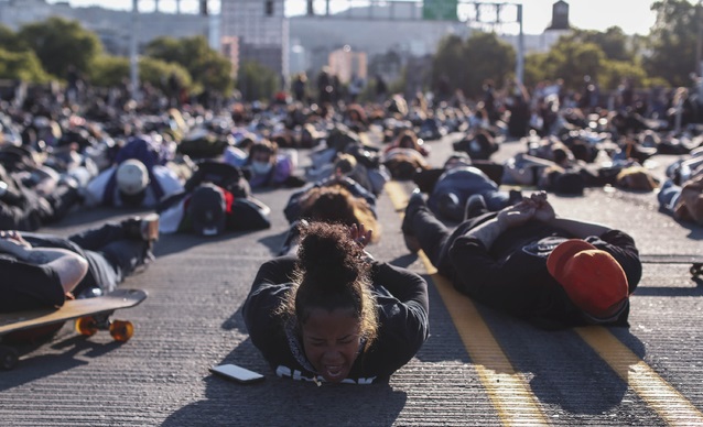 지난달 1일(현지시간) 미국 오리건주 포틀랭드에서 조지 플로이드 사망에 항의하는 시위대들이 플로이드 사망 당시 모습을 재연하고 있다. 사진=AP