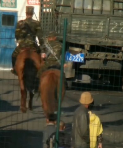 말을 탄 국경경비대원이 신기한 듯 주민이 쳐다보고 있다. 사진=대북 소식통