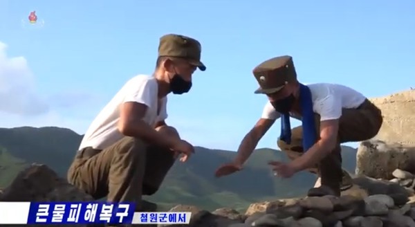 제방을 쌓고 있는 북한 군인들. 사진=조선중앙TV