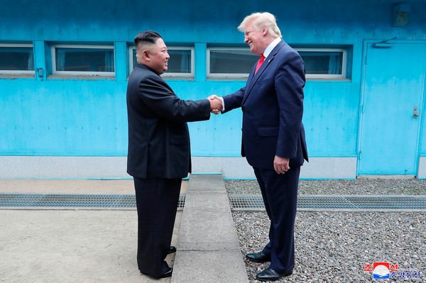 김정은 북한 국무위원장은 코로나 확진 판정을 받은 트럼프 미국 대통령에게 위로 전문을 보냈다. 사진=시사주간 DB