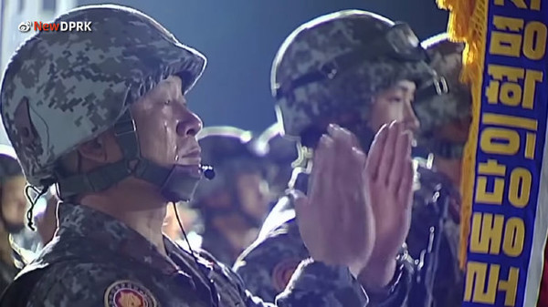 김정은 위원장이 열병식 연설 도중 울컥하자 한 군인이 눈물을 흘리고 있다. 사진=NEW DPRK