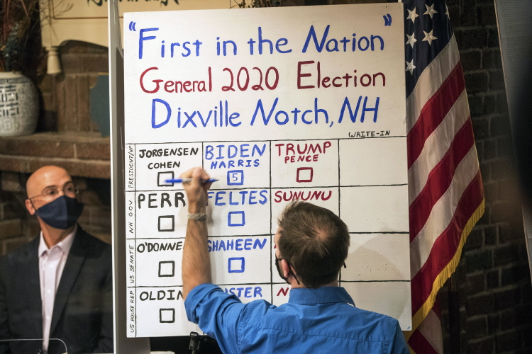 3일 자정(현지시간) 직후 미국 뉴햄프셔주의 작은 마을 딕스빌 노치에서 대선투표 개표가 진행됐다. 사진=AP