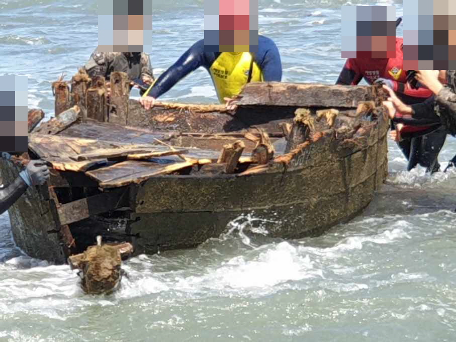 지난 9월 28일 울산 북구 해안가에서 발견된 북한 목선. 사진=뉴시스(울산해양경찰서 제공)