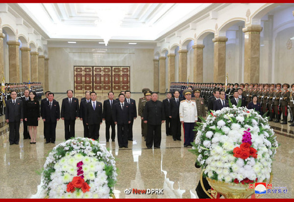 김정은 북한 국무위원장과 당정 간부들이 김정일 9주기를 맞아 금수산태양궁전을 참배하고 있다. 사진=NEW DPRK
