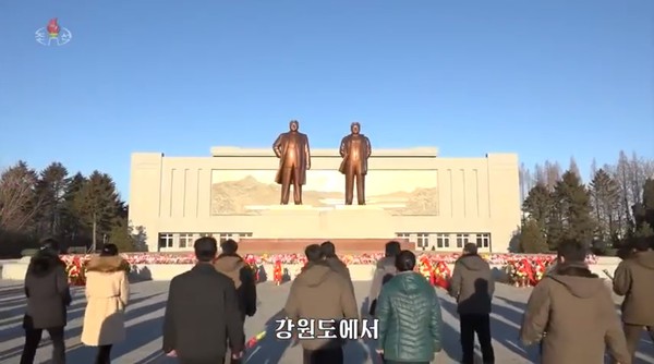 도 소재지의 동상을 찾은 북한 주민들. 사진=조선중앙TV
