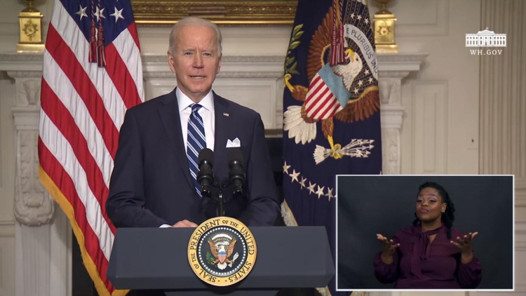 바이든 미국 대통령의 연설을 수어통역사가 통역하고 있다. 사진=‘The White House’ 유튜브 영상캡처