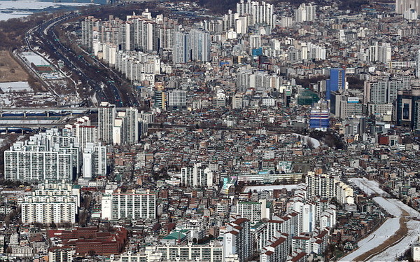 정부는 4일 지하철 역세권과 노후 저층 주택지를 고밀 개발해 서울에 32만3000가구를 공급하는 내용의 주택 공급 대책을 발표했다. 사진=뉴시스