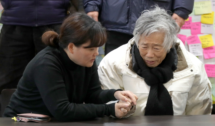 지난 2019년 故 김용균씨의 빈소를 찾은 백기완 통일문제연구소장(오른쪽)이 김씨의 어머니 김미숙 씨를 위로하고 있다. 사진=뉴시스