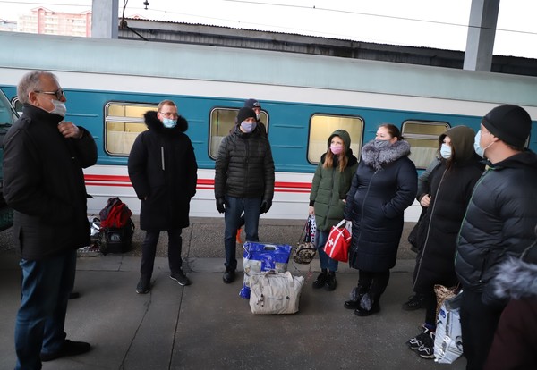 평양역에서 기차에 오르기 전 작별을 하는 러시아 외교관 가족들. 사진=주북 러 대사관
