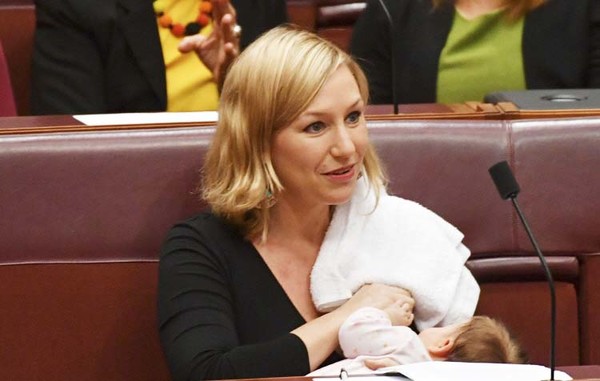 지난 2017년 뉴질랜드의 라리사 워터스 전 상원의원이 의회에서 자신의 딸에게 모유를 수유하고 있다. 사진=AP/뉴시스