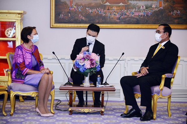 쁘라윳 짠오차 태국 총리와 크리스틴 슈래너 버기너 유엔 미얀마 특사가 지난 14일 태국 방콕에서 회동했다. 사진=버기너 특사 트위터 갈무리