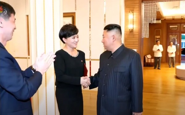 김정은 북한 국무위원장이 인민배우 칭호를 받은 김옥주를 격려하고 있다. 사진=조선중앙TV