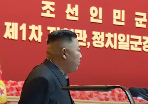 김정은 위원장이 '제1차 지휘관, 정치회의 강습회'에서 연설하면서 뒤통수에 파스를 붙이고 있다. 사진=조선중앙TV