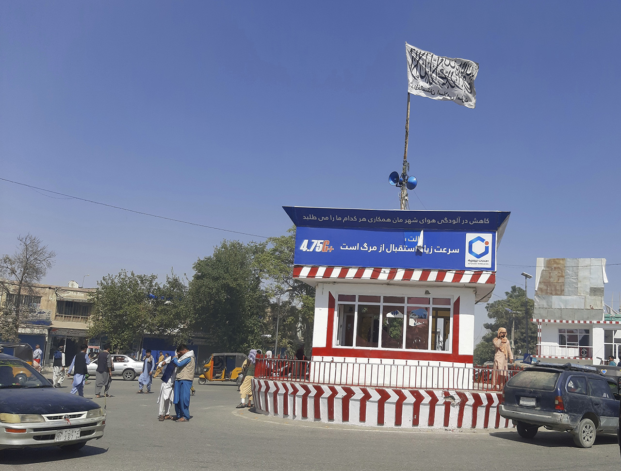 8일(현지시간) 이슬람 무장조직 탈레반이 점령한 아프가니스탄 북부 쿤두즈의 주요 광장에서 탈레반 깃발이 펄럭이고 있다. 사진=AP