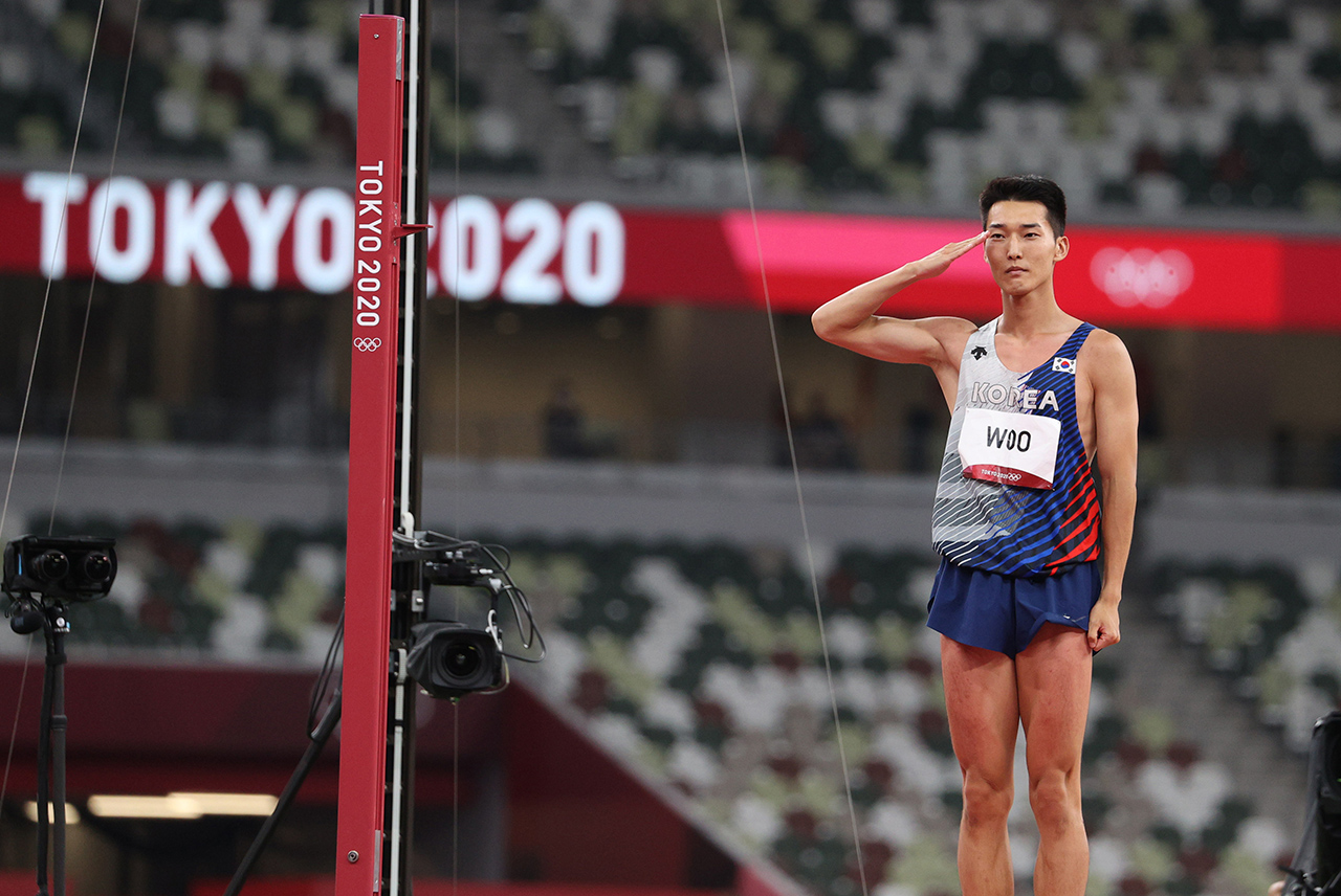 육상 국가대표 우상혁이 지난 1일 오후 도쿄 올림픽스타디움에서 열린 2020 도쿄올림픽 남자 높이뛰기 결승전 경기에서 마지막 2.39를 실패한 뒤 경례하고 있다. 사진=뉴시스