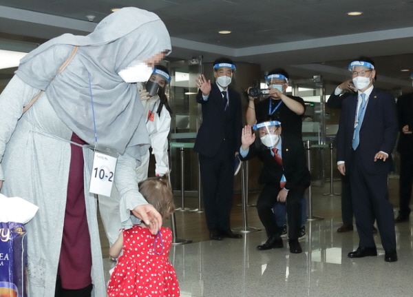 박범계 법무부 장관이 지난 26일 인천국제공항에서 입국심사를 마친 아프간 특별입국자 가족에게 인사하고 있다. 사진=뉴시스