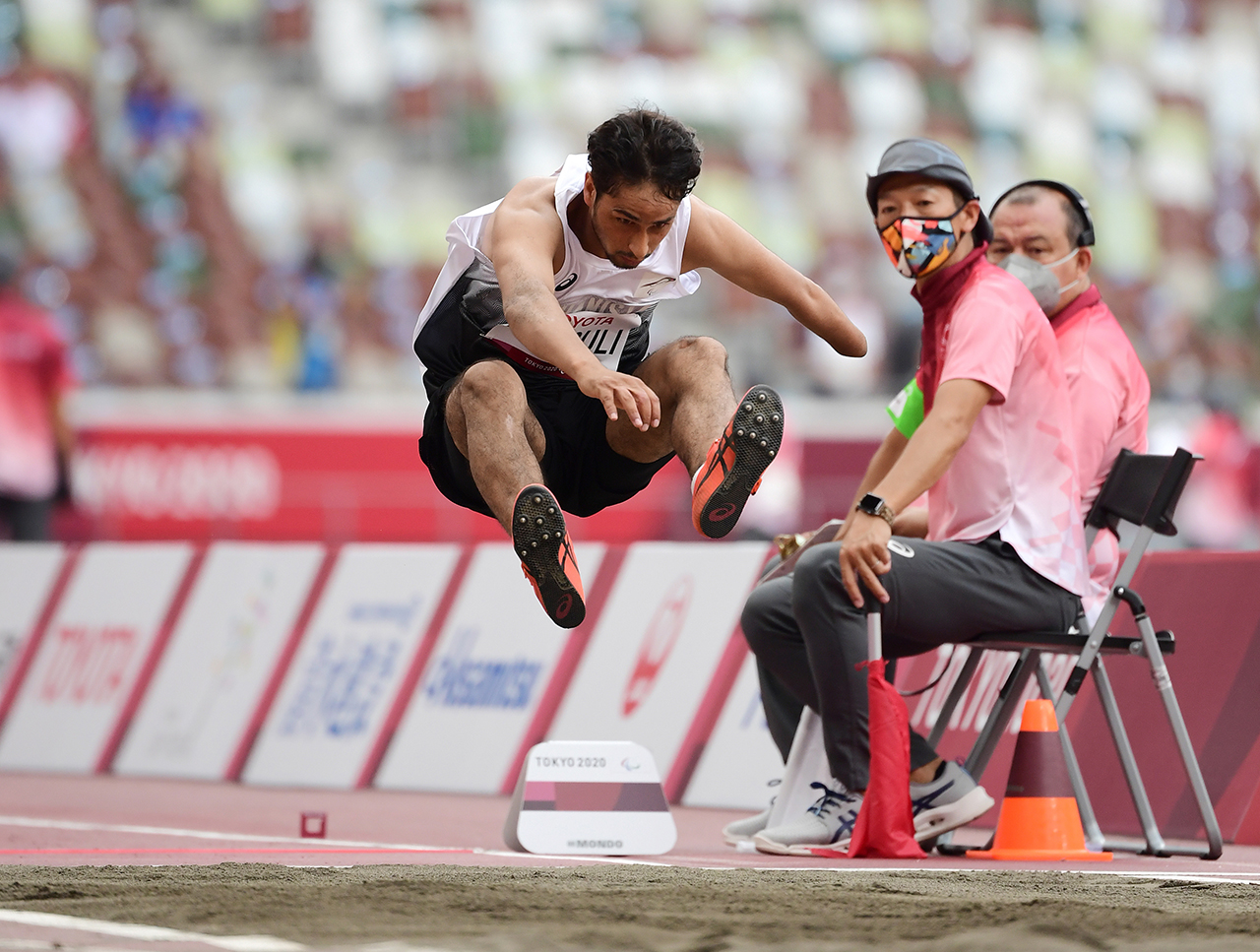 지난달 31일 일본 도쿄 올림픽스타디움에서 열린 2020 도쿄패럴림픽 남자 멀리뛰기 결선에 출전한 아프가니스탄 호사인 라소울리가 도약하고 있다. 도쿄=AP