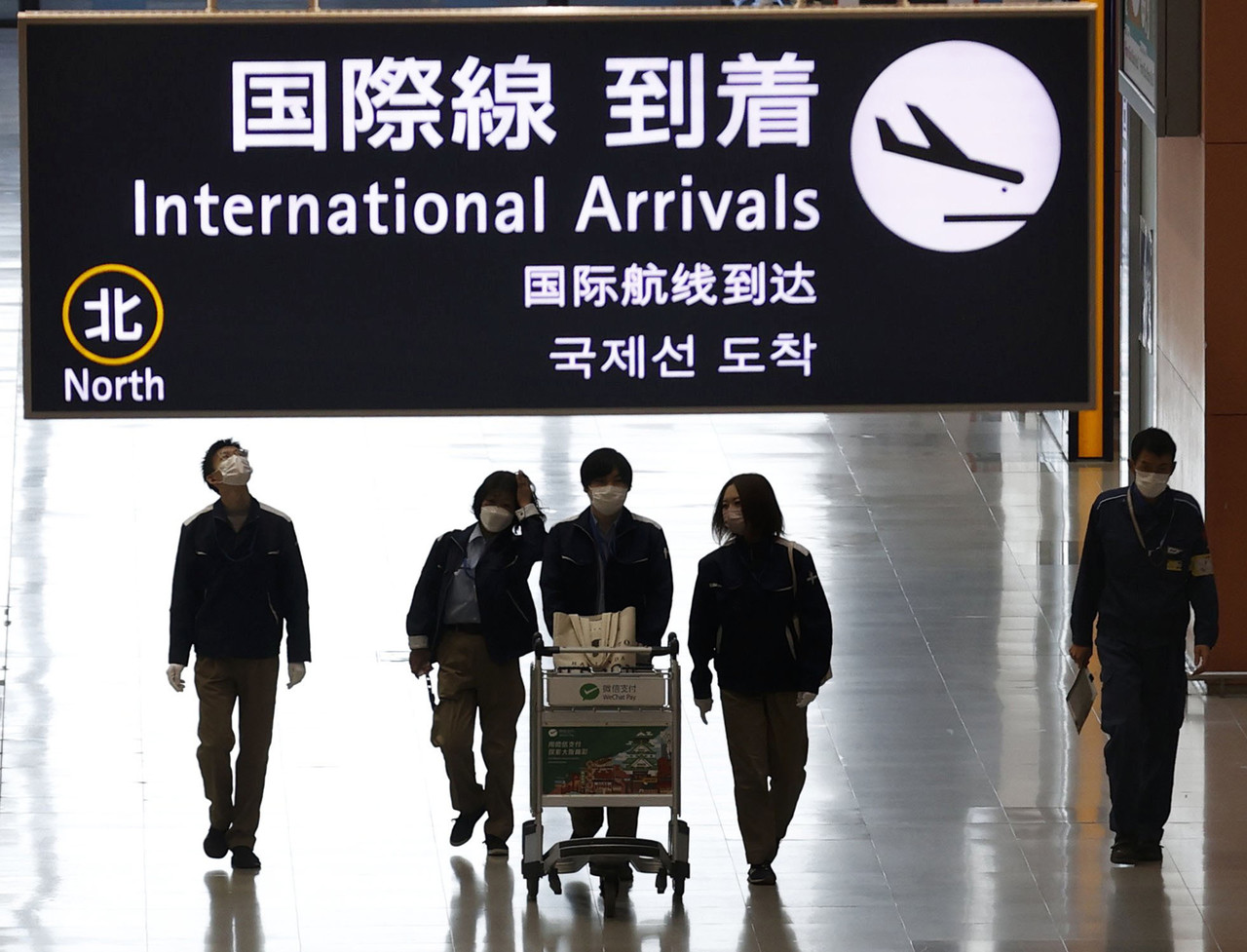 지난달 30일 일본 오사카 간사이 국제공항에 도착한 여행객들이 입국하고 있다. 지난 28일 아프리카 남부 나미비아에서 일본으로 입국한 30대 남성 1명이 코로나19 오미크론 변이 확진을 받았다고 마이니치 신문이 보도했다.  오사카=AP