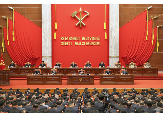 지난 27일 개막된 북한 노동당 전원회의에서 김정은 국무위원장이 사회를 맡고 있다. 사진=뉴시스