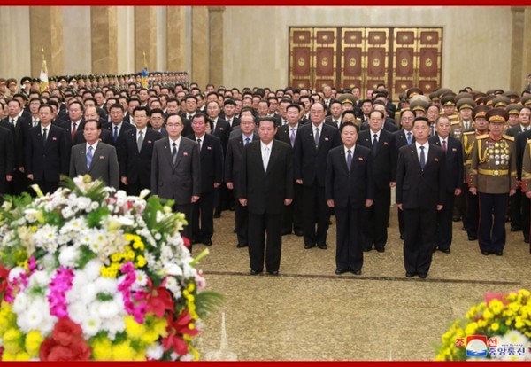 김정은 북한 국무위원장과 간부들이 1일 금수산태양궁전을 참배하고 있다. 사진=뉴시스