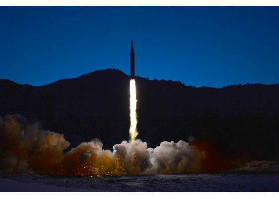 북한 노동신문은 지난 11일 김정은 국무위원장이 참관한 가운데 극초음속미사일 시험발사에 연속 성공했다고 보도했다. 사진=트위터