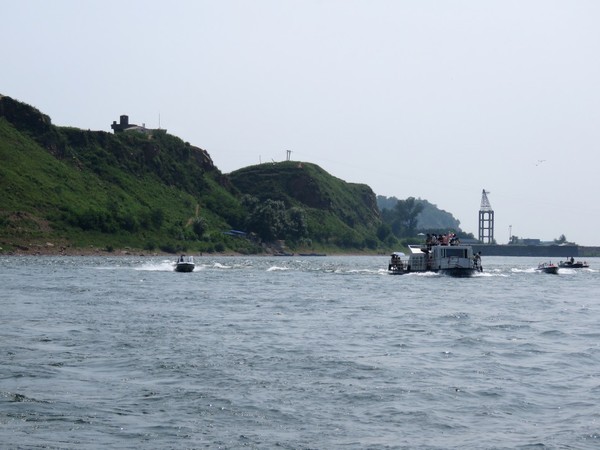 2017년 평안북도 의주군 어적도 일대를 운항하는 중국 유람선. 사진=시사주간 DB