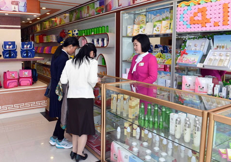 북한 마트에서 물건을 고르고 있는 평양 시민들. 사진=시사주간 DB