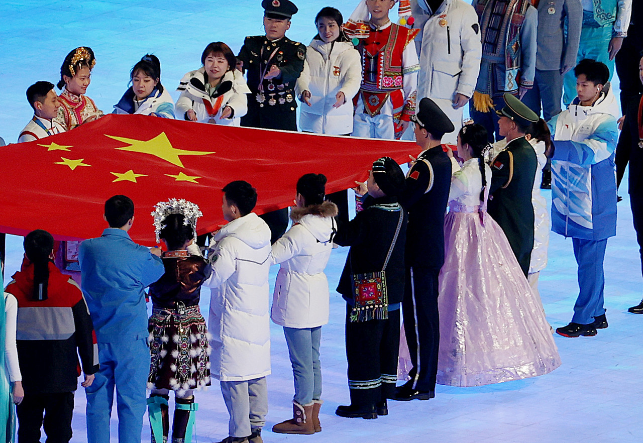 지난 4일 오후 중국 베이징 국립 경기장에서 열린 2022 베이징 동계올림픽 개막식에서 한복을 입은 한 공연자가 중국 국기인 오성홍기 입장식에 참여하고 있다. 베이징=뉴시스