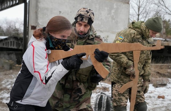 러시아의 우크라이나 침공에 대비해 우크라 민병대가 나무로 만든 총으로 훈련을 받고 있다. 사진=트위터
