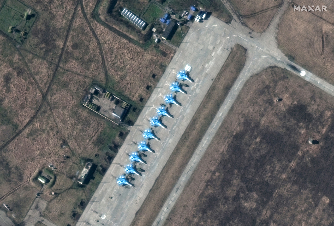 막서 테크놀로지가 제공한 위성 사진에 지난 13일(현지시간) 우크라이나와의 국경 남쪽 러시아 크라스노다르의 공군기지에 러시아의 신형 Su-34 전투기가 배치돼 있다. 크라스노다르=AP