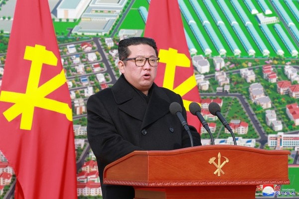김정은 북한 국무위원장이 연포온실농장 건설 착공식에 참석해 연설하고 있다. 사진=트위터