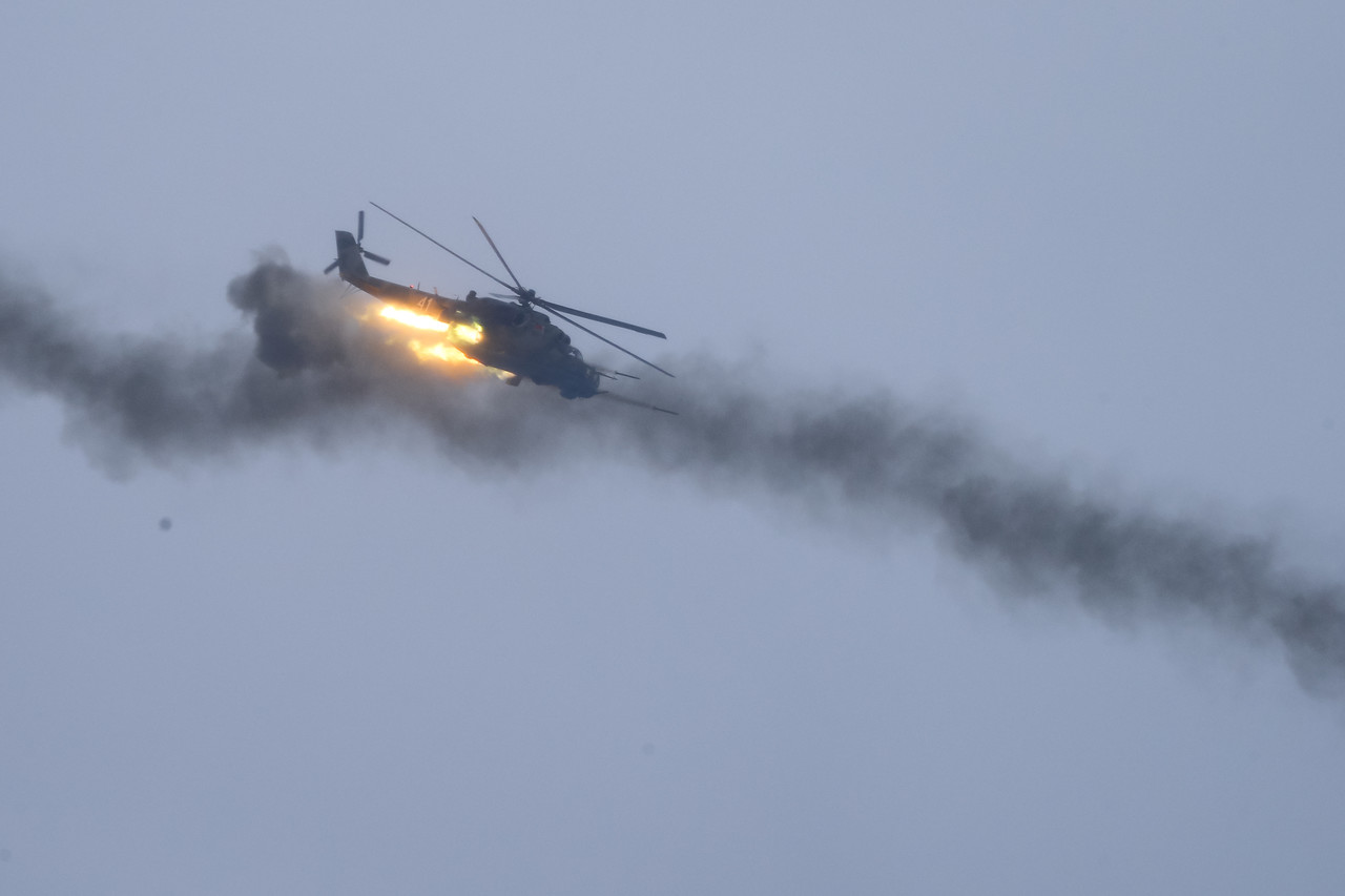 17일(현지시간) 벨라루스 오시포비치 훈련장에서 러시아-벨라루스 합동 군사훈련에 참여한 헬기가 사격 하고 있다. 오시포비치=AP