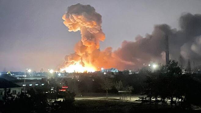 블라디미르 푸틴 러시아 대통령이 우크라이나 침공을 공식화하면서 곳곳에서 포성과 폭발이 잇따르고 있다. 위 사진은 24일(현지시간) 폭격에 인한 폭발로 불타고 있는 우크라이나 수도 키예프 일대. 사진=우크라이나 대통령실