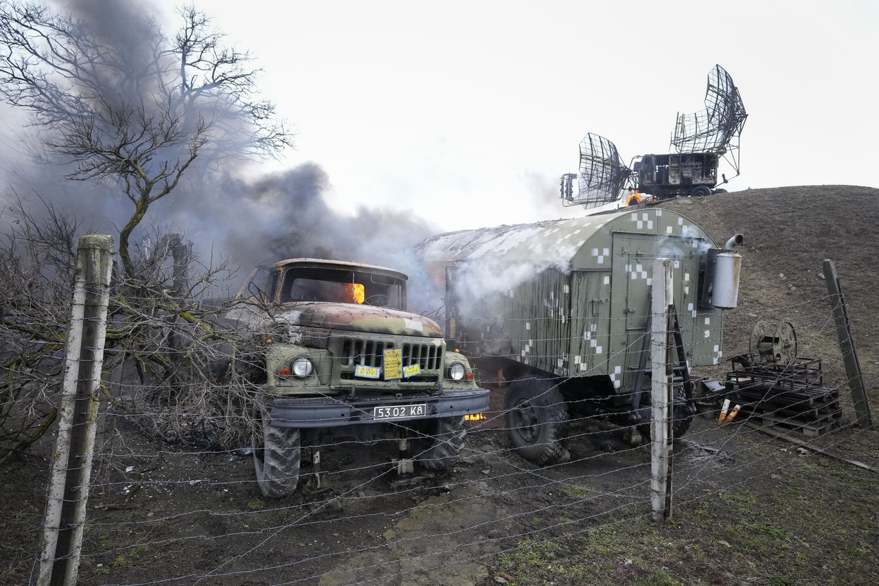 24일(현지시간) 우크라이나 도네츠크주 마리우폴 외곽의 우크라이나군 레이더 등 군사시설이 러시아의 포격으로 손상돼 있다. 우크라이나 관리들은 러시아군이 서쪽을 제외한 모든 곳에서 우크라이나로 진입했다고 밝혔다. 마리우폴=AP